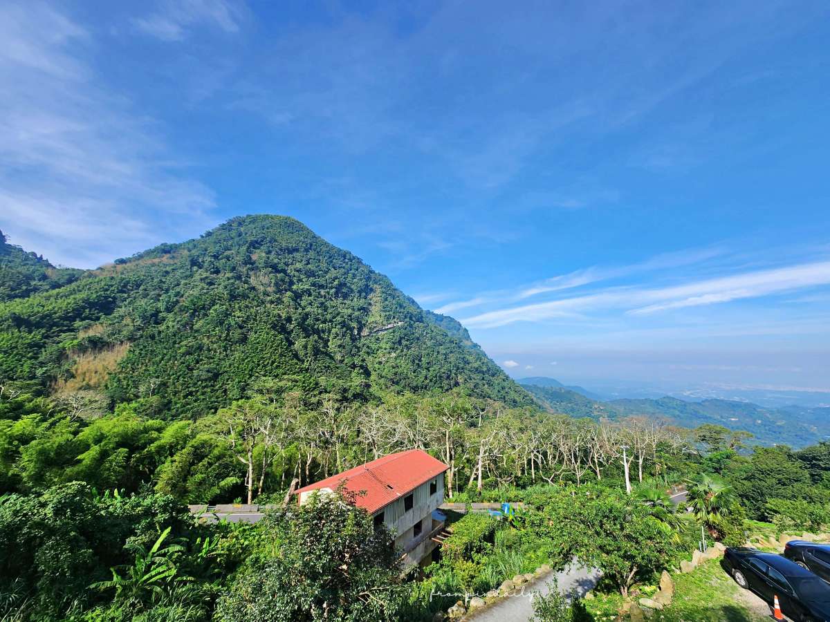 【嘉義住宿】夢蝶民宿・嘉義阿里山住宿推薦 / 坐擁龍頭山景致、夕陽及嘉義市夜景,欣賞海拔1200m的清水模建築民宿 - 第34張圖 【嘉義住宿】夢蝶民宿・嘉義阿里山住宿推薦 / 坐擁龍頭山景致、夕陽及嘉義市夜景,欣賞海拔1200m的清水模建築民宿
